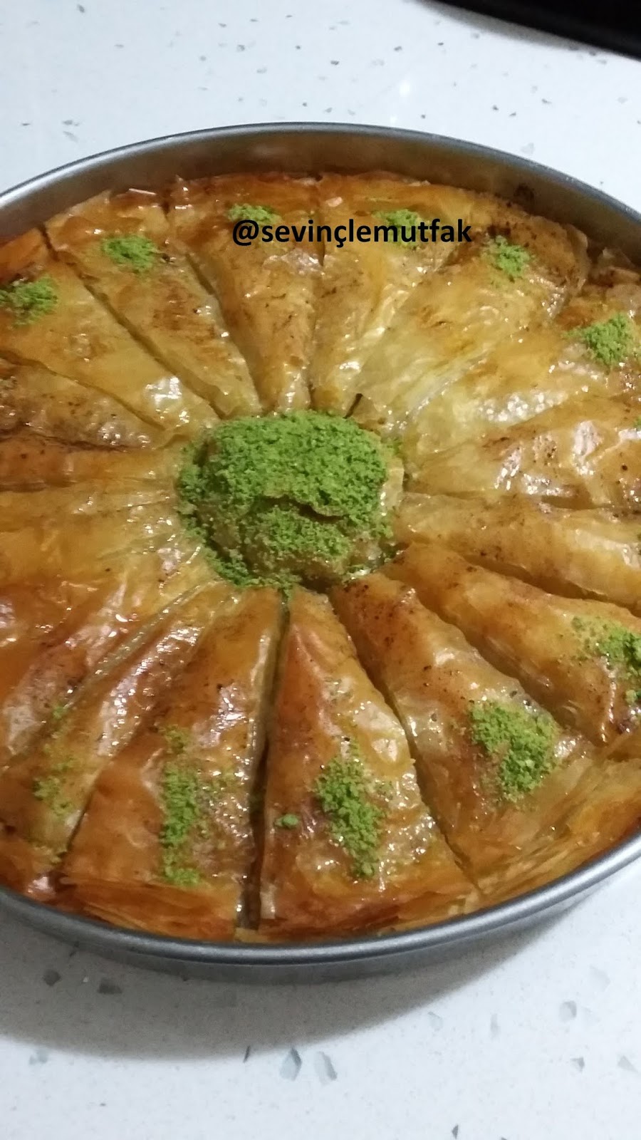 HAZIR YUFKADAN HAVUÇ DİLİMİ BAKLAVA