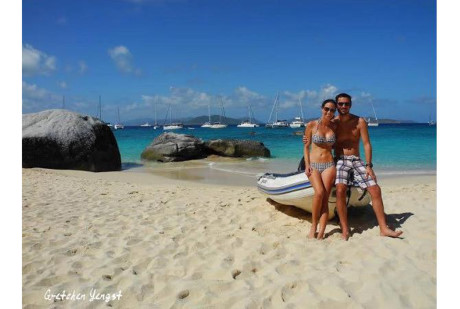 Ban toan bo tai san de di vong quanh the gioi tren bien - Anh 3