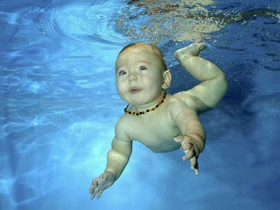 fotografo y  bebe bajo el agua