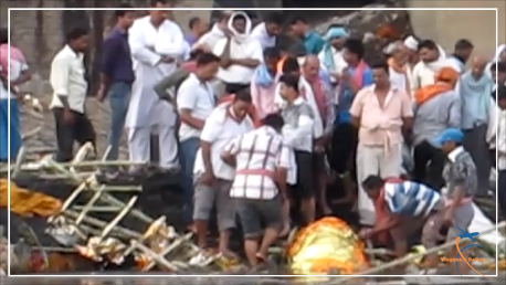 Cremação às margens do Ganges em Varanasi