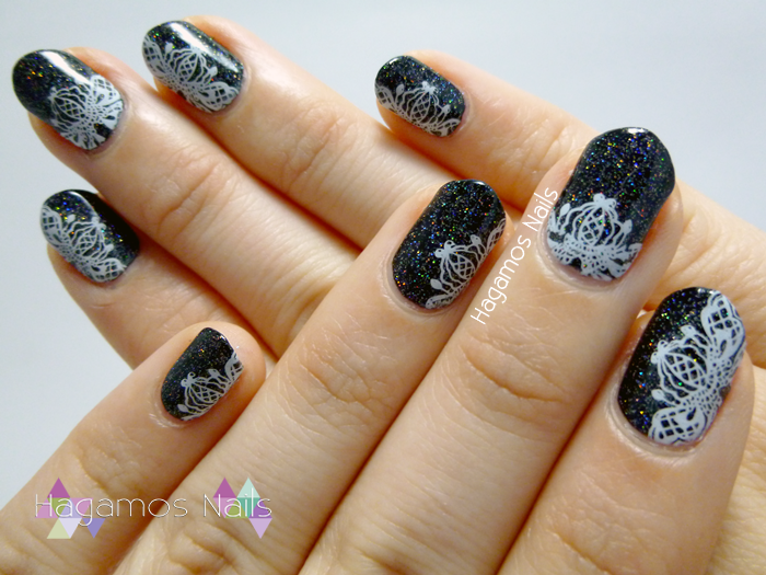 Nail Art Negro Holográfico con Flores de Encaje. Hagamos Nails
