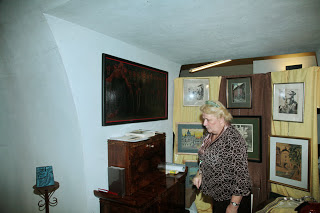 Właścielka domu aukcyjnego Okna sztuki przy swoim stoiski