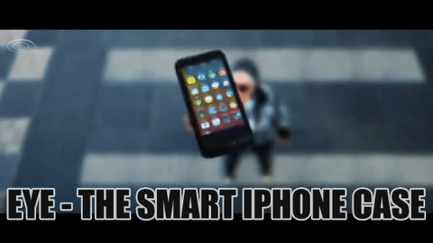 Ein iPhone in einer Android Hülle wird in die Luft geworfen