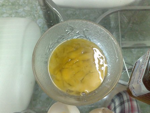 Khó tin nhưng có thật: Cho hành lá vào chén mật ong biết ngay mật ong thật hay giả Khó tin nhưng có thật: Cho hành lá vào chén mật ong biết ngay mật ong thật hay giả