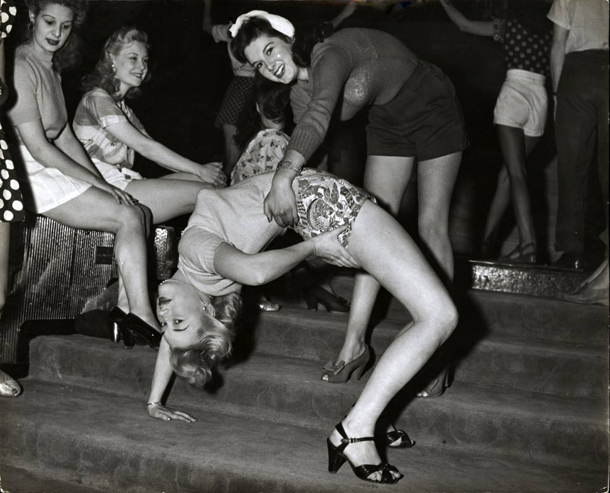 50 Stunning Vintage Photographs of Los Angeles Chorus Girls From Between th...