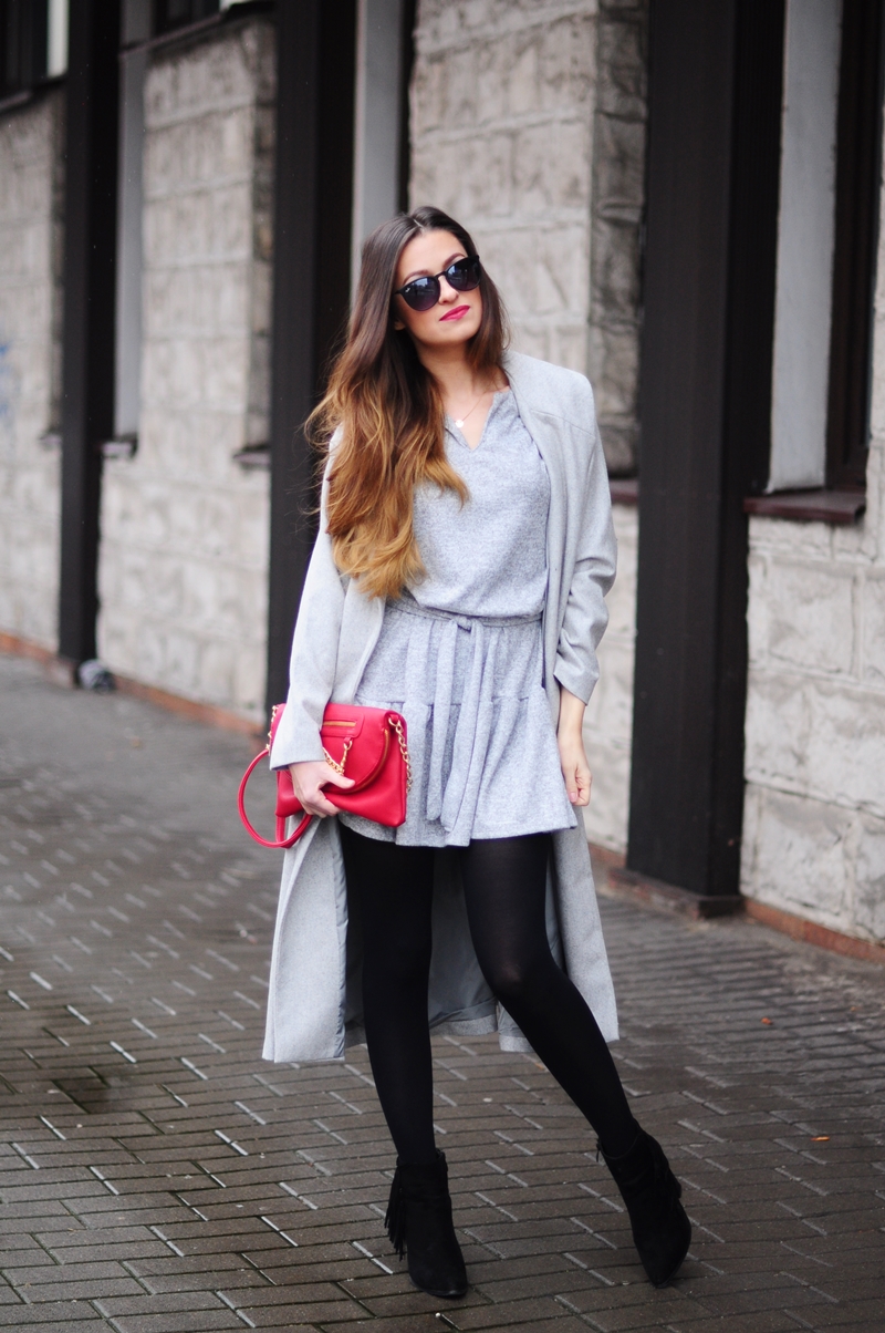 Szary zestaw z czerwonym akcentem