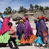 Mujeres Rarámuris en llamativos vestidos