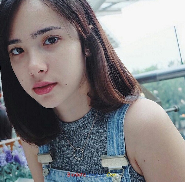 Biodata Pamela Bowie Naviri Magazine