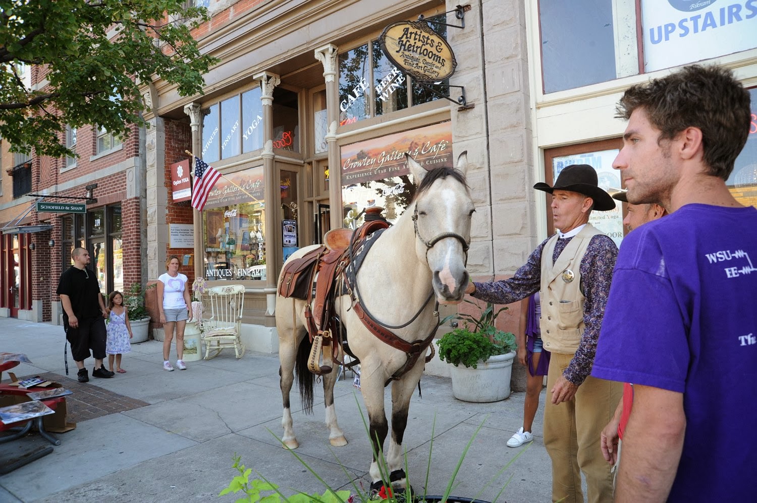 Sundance and Cassidy, Ogden's Dancing Horses Sundance around town