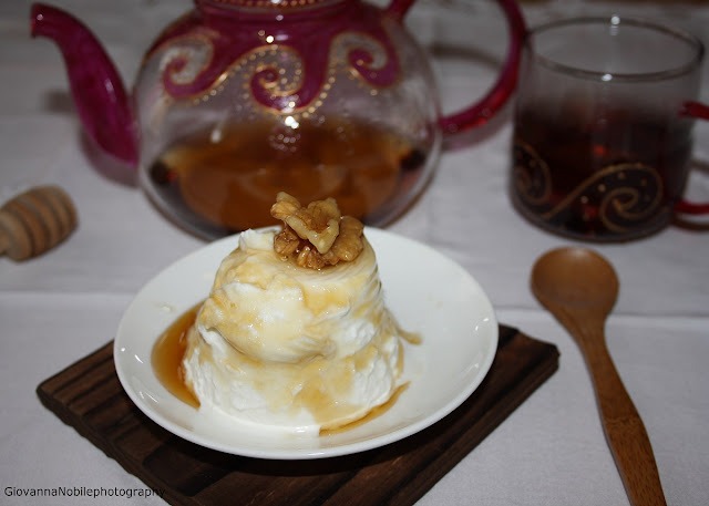 Fagottini di pasta fillo con feta e miele e mini dessert alla ricotta e miele