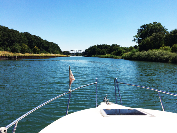 binedoro Blog, Motorboot, Wasserstraße, Boot fahren, Rhein, Kanal, NRW binedoro Blog, Motorboot, Wasserstraße, Boot fahren, Rhein, Kanal, NRW