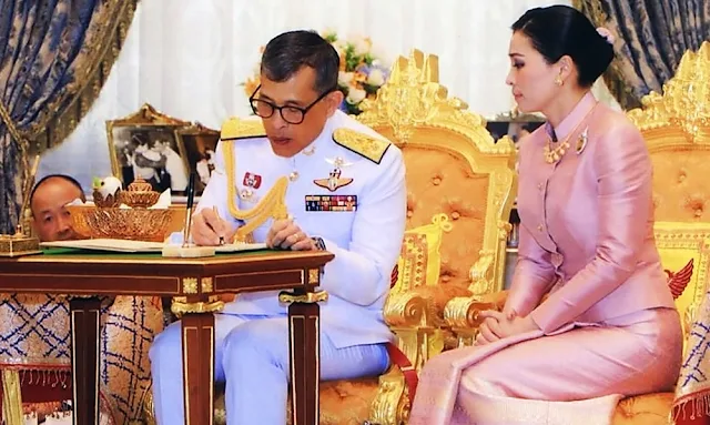 El rey de Tailandia se casacon su guardaespaldas y la convierte en reina