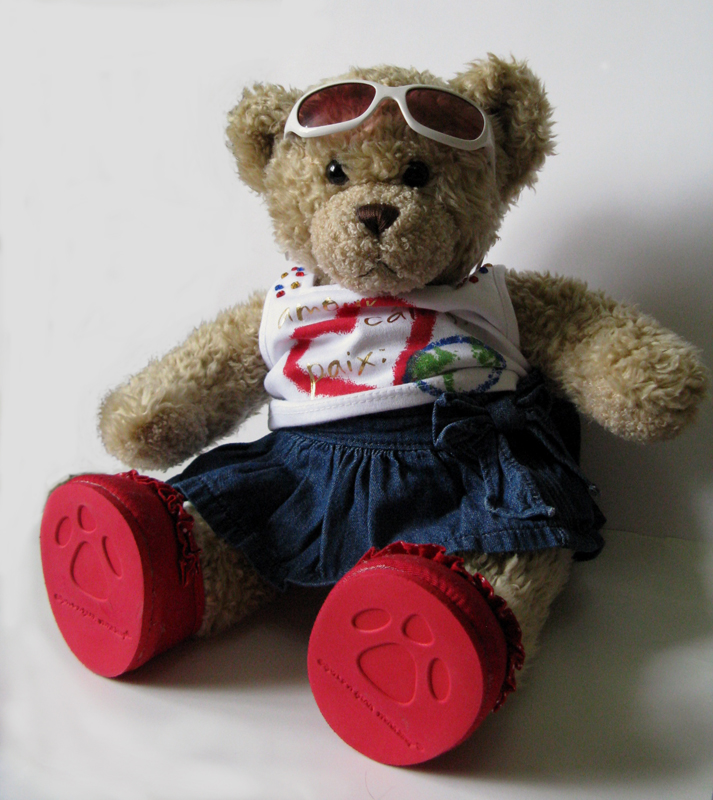 мишка в путешествии. мишка путешествует. тедди путешествует. гора игрушек. мишка путешествует.