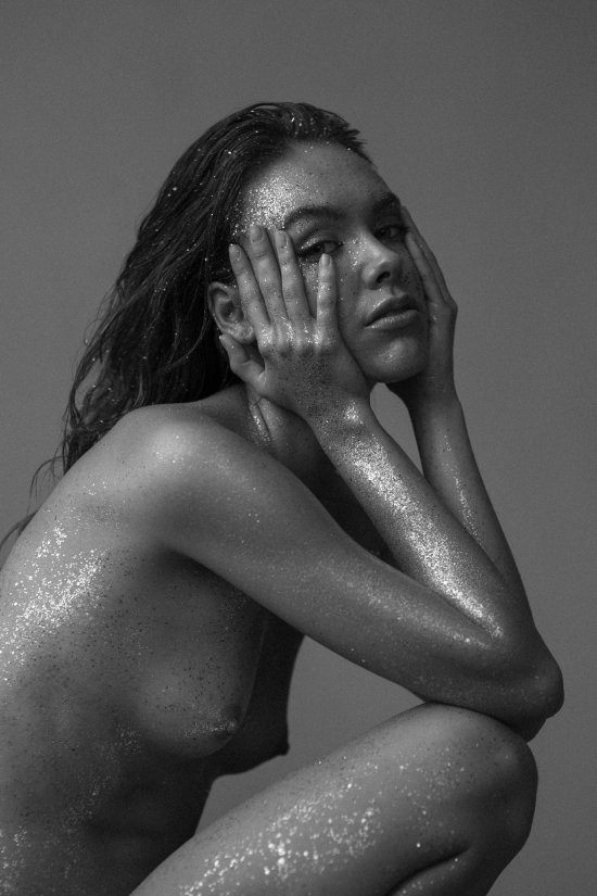modelo Kasia Kmiotek fotografia Helena Bromboszcz brilho glitter nudez sensual artística