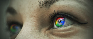 Par de olhos com a côrnea pintada com as cores da Google