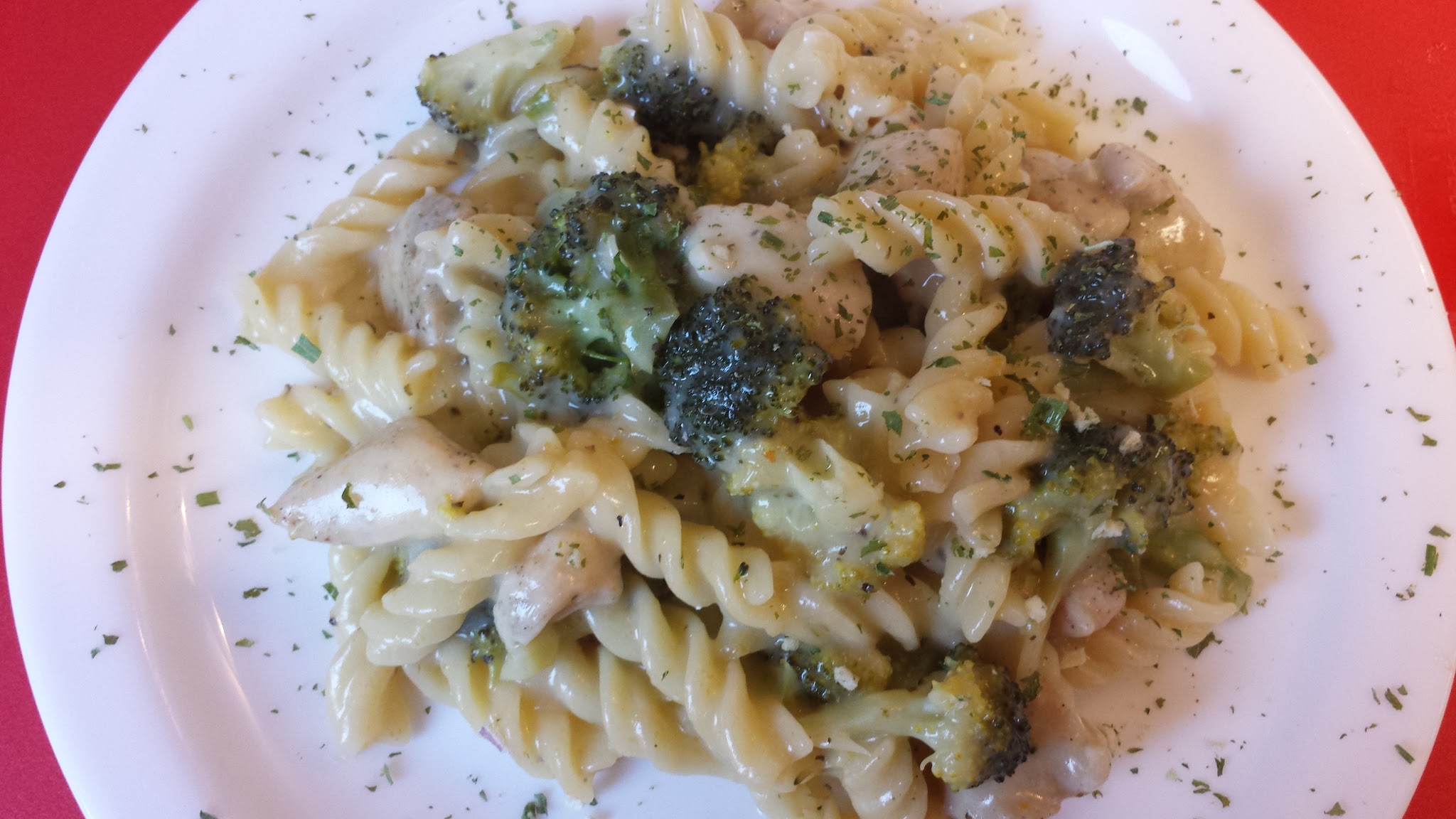 cremige Brokkoli-Nudeln mit Hähnchen - ein one-pot-Pasta Gericht