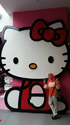 Hello Kitty, JB