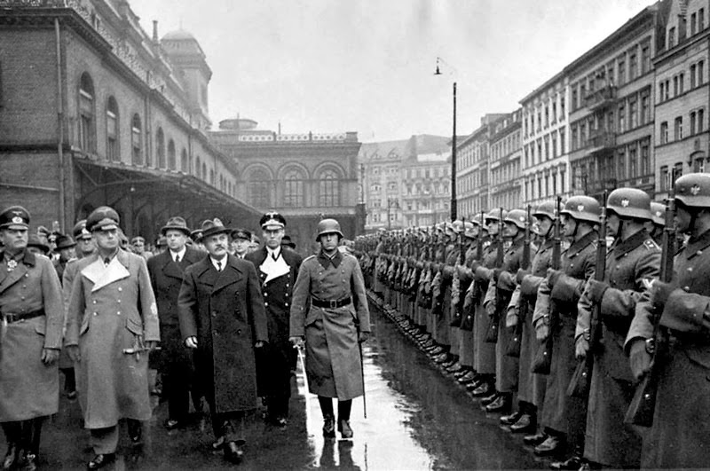 В. М. Молотов и Риббентроп обходят фронт почетного караула на Ангальтском вокзале в Берлине