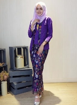 Model kebaya kutu baru anak muda rok batik panjang Model kebaya kutu baru anak muda rok batik panjang