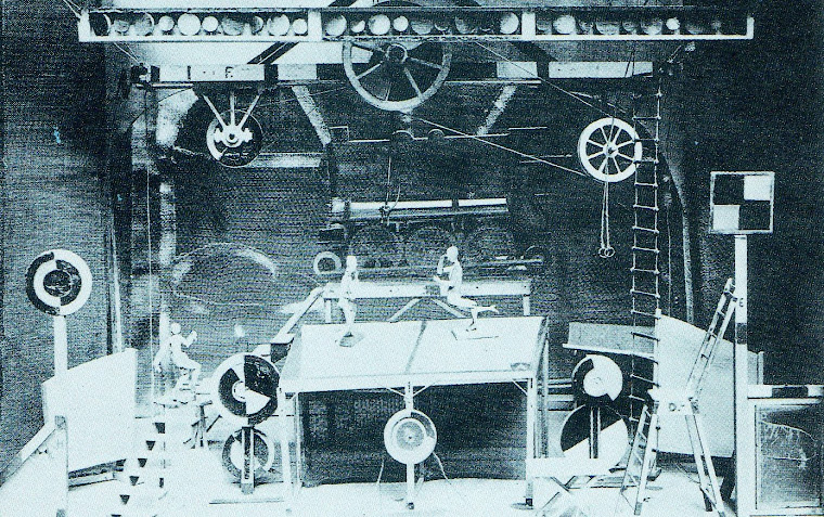 Cenário de Georgy Bogdanovitch Yaculov e Sergey Prokofiev, para O Passo de Aço (Paris,1927).