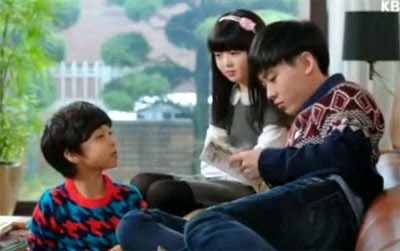 Lee Do Hyun as Kwon Man Se, Jeon Min Seo as Kwon Na Ra, and Choi Soo Han as Kwon Woo Ri, sit at home while their father is working.