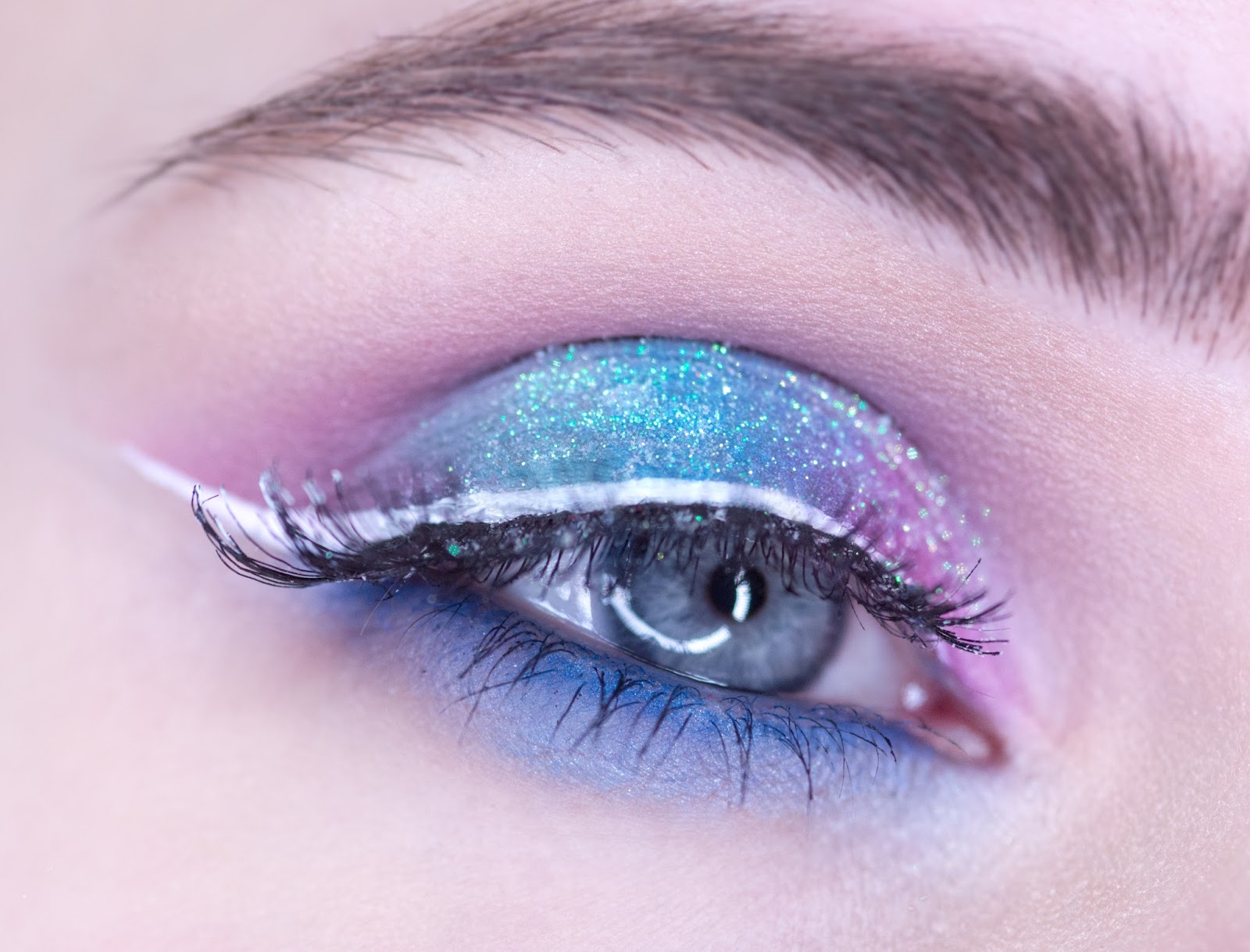 макияж со стразами на глазах. блестящий макияж глаз. стеклянные блестящие глаза. глаза для игрушек. стеклянные блестящие глаза.