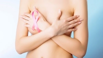 Các khối u lạ ở ngực, trên da kèm các triệu chứng đau nhức, sưng tấy kéo dài có thể là dấu hiệu của ung thư vú. Ảnh: Webmd