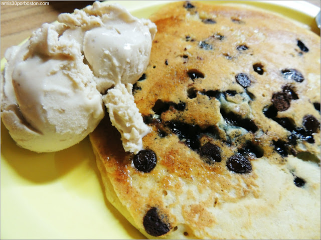 Tortita de Arándanos y Pepitas de Chocolate con Helado de Sirope de Arce y Nueces Tortita de Arándanos y Pepitas de Chocolate con Helado de Sirope de Arce y Nueces