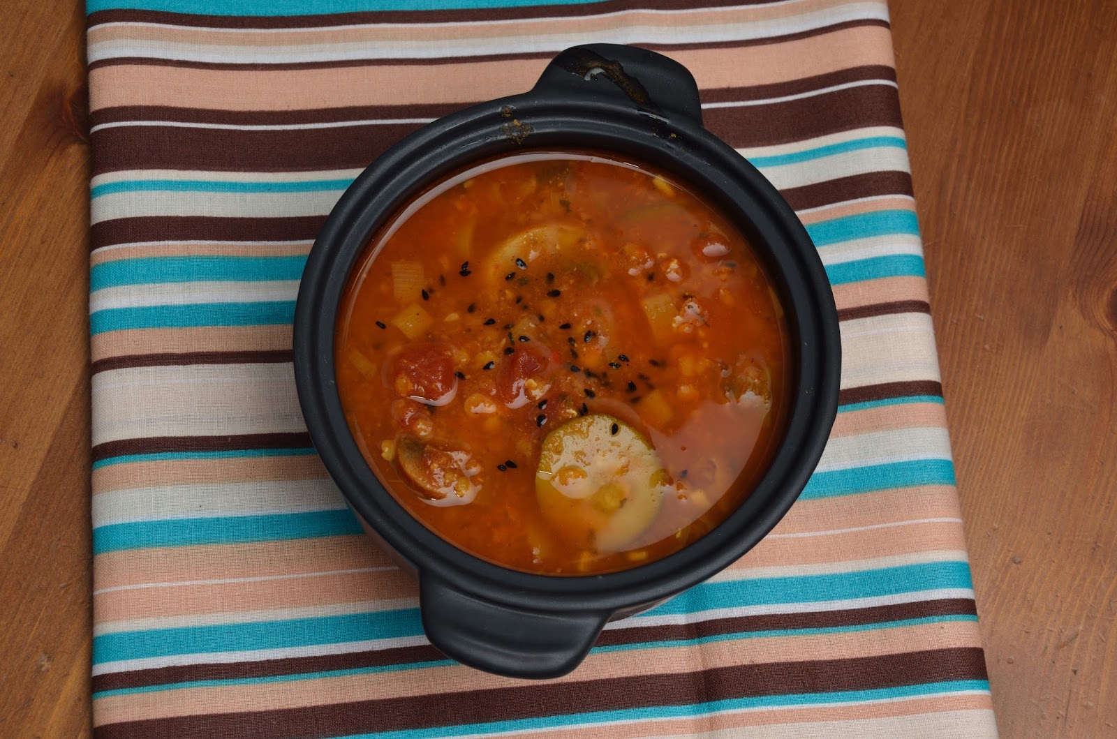 Rozgrzewająca zupa z czerwonej soczewicy z cukinią i pieczarkami