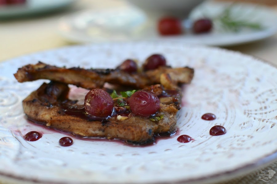 Chuletillas-de-cordero-con-salsa-de-vino-tinto-y-uvas-01