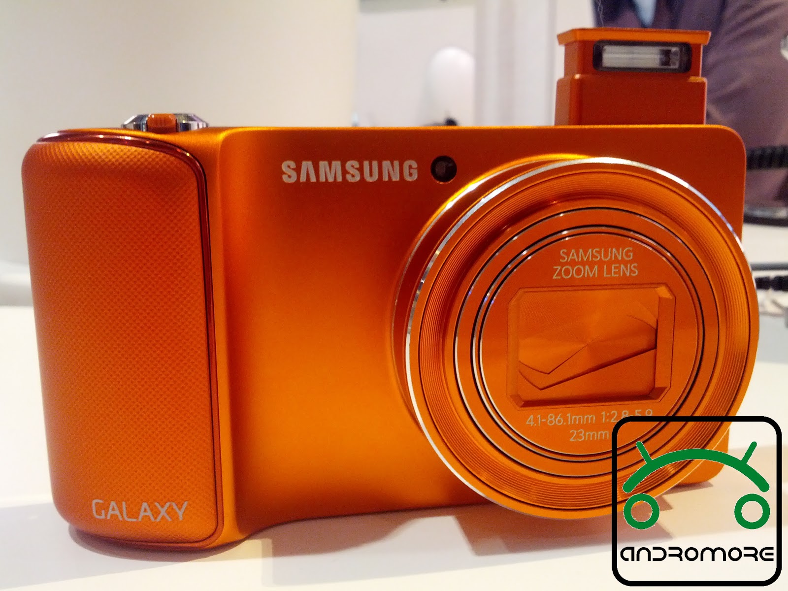 Andromore: ה-Galaxy Camera מופיעה בצבע כתום.