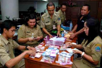 Hasil gambar untuk banjir uang tunjangan