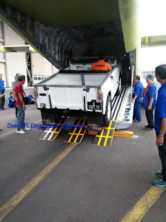 https://2.bp.blogspot.com/-dshKoi3L1-Q/WDVVwdylIzI/AAAAAAAAJnY/8BfhRJtCXZwfmJtRAbca_jCeNhJsjXUdQCLcB/s1600/Uji-coba-vehicle-loading-LandRover-ke-kabin-CN235-RTP_04_Sumber-Foto_Tx_Dokumentasi-PT-DI-768x1024.jpg