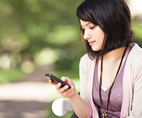 8 Bahaya yang Bisa Mengancam Kalian jika terlalu Sering Menggunakan Smartphone