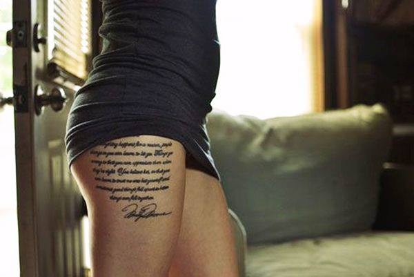 Un tatuaje en la cadera de una preciosa modelo
