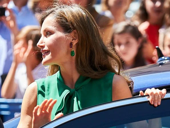 Queen Letizia wore Prada leather pumps and Hugo Boss green silk blouse, Letizia's Jewelry, Coolook Nereida earrings