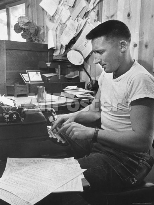 Before Computer Here Is What People Worked With Their Typewriters in