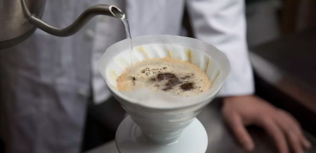 La forma corretta di preparare una tazza di caffè.