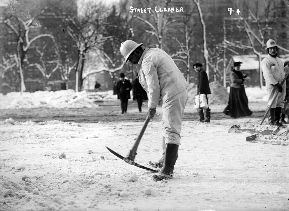 Amazing Vintage Photos of Street Cleaners in New York City From Between