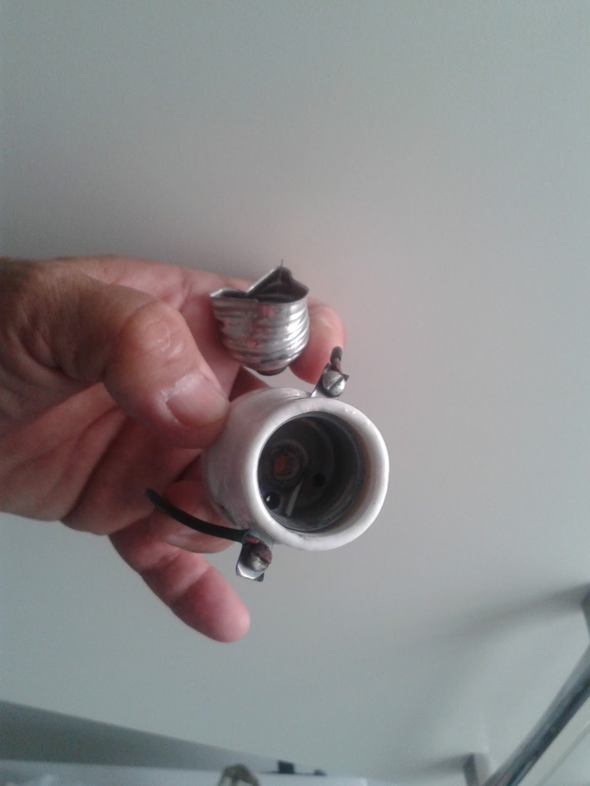 Dicas do Gilson Eletricista A lâmpada queimou e ao trocar a rosca