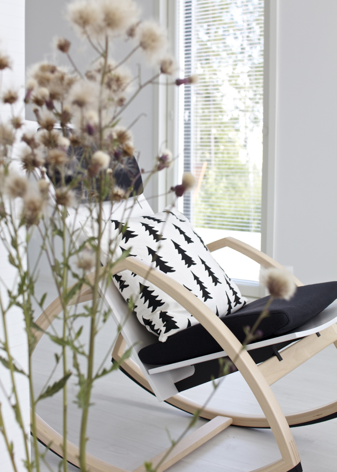 Colmio Grashopper-keinutuoli ja Fine Little Day tyyny