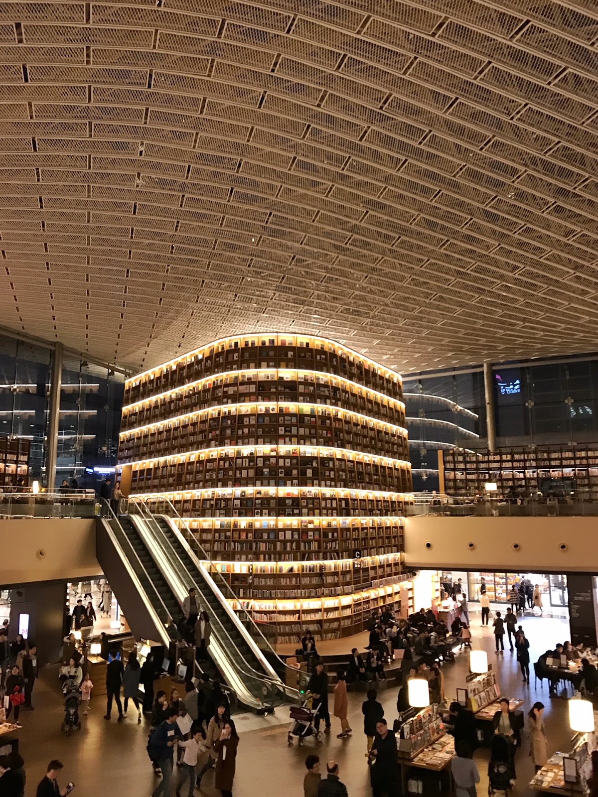 Starfield coex mall. Сеул библиотека starfield. Южная корея. Сеул выставочные центры. Coex convention exhibition center.