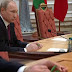 Cumbre de Minsk, captan a Putin destrozando un lápiz