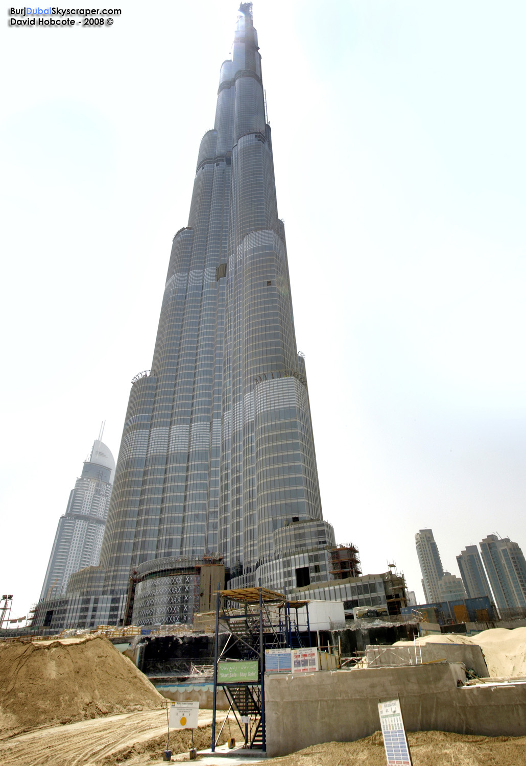 Самый высокий дом на земле. Бурдж Халифа 2008. Бурдж Халифа строительство 2008. Небоскрёб Бурдж-Халифа в Дубае. Самое высокое здание в мире в Дубае.