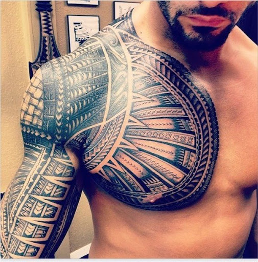 Tatuagem Tribal design para os homens no peito e manga