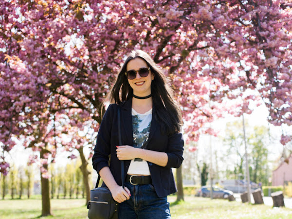 Outfit: crop top, kickflare Levi's and cherry blossoms