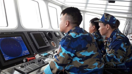 Hinh anh dau tien ve manh vo may bay tuan tham CASA 212 bi roi - Anh 2