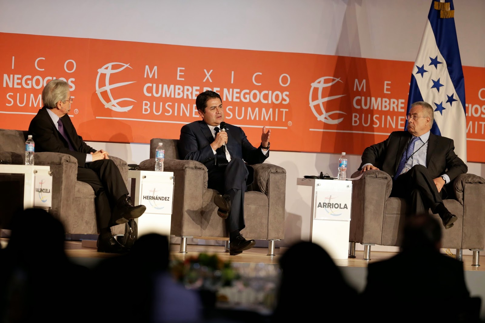 juan-orlando-en-cumbre-de-negocios-mexico-2014