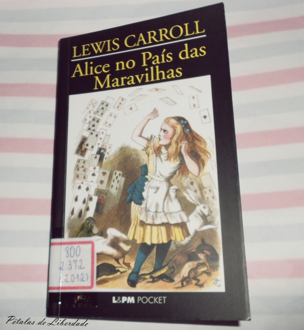 Capa do livro Alice no País das Maravilhas Lewis Carroll