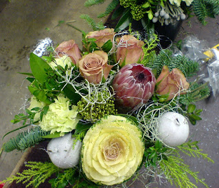 Bukett med Skimmia, Protea, Brassica, roser og nellik